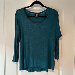 Shimmery lightweight 3/4 top
